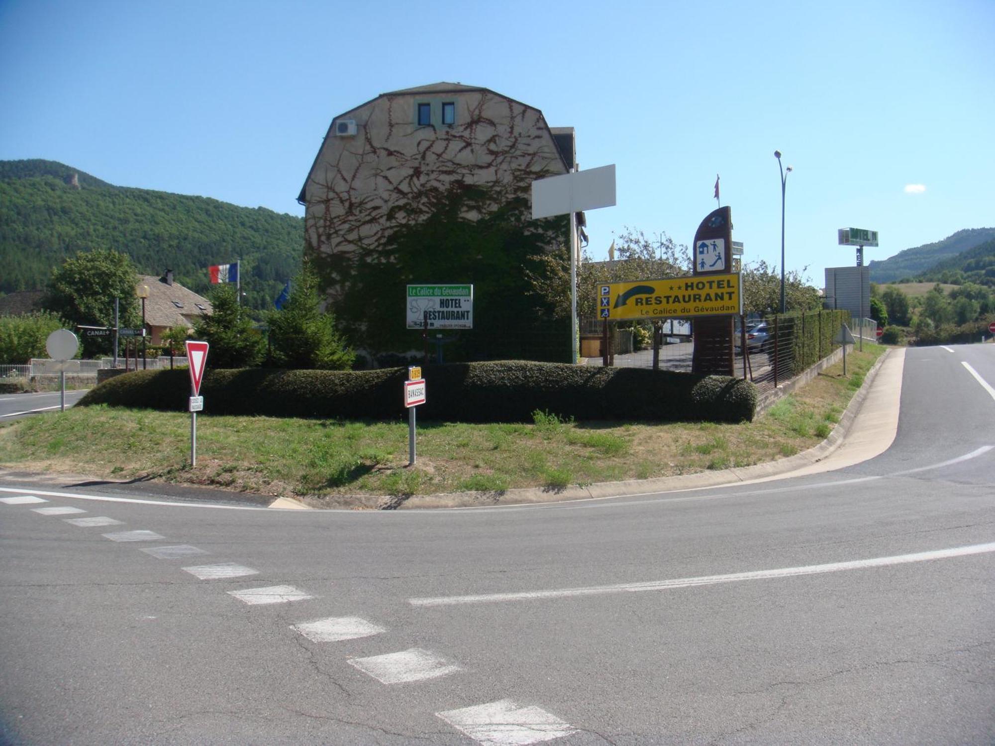 Hotel-Restaurant Le Calice Du Gevaudan - A75 Banassac 외부 사진