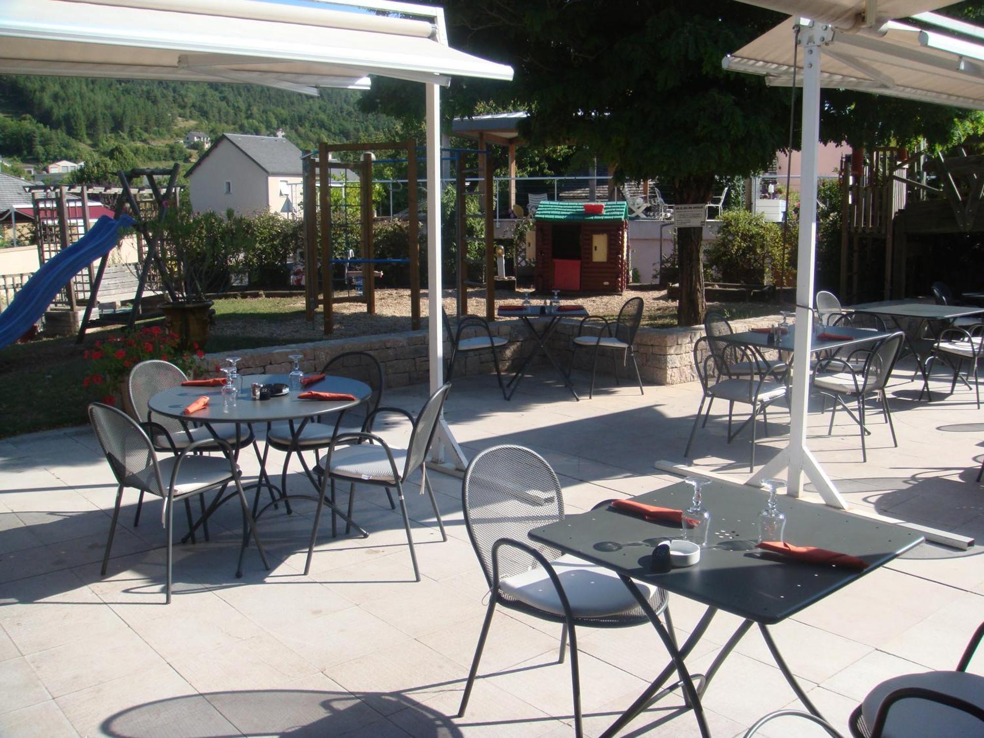 Hotel-Restaurant Le Calice Du Gevaudan - A75 Banassac 외부 사진