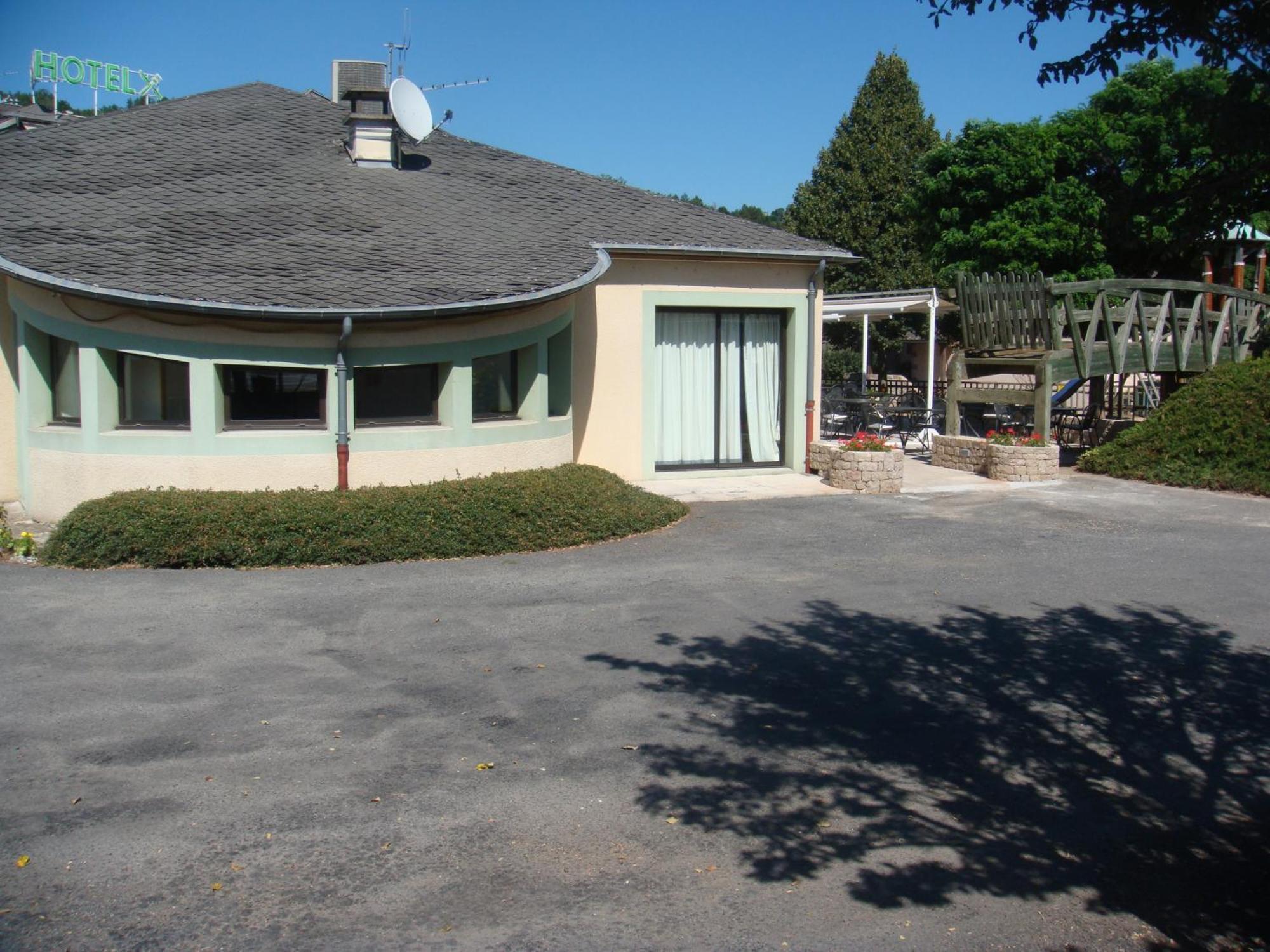 Hotel-Restaurant Le Calice Du Gevaudan - A75 Banassac 외부 사진