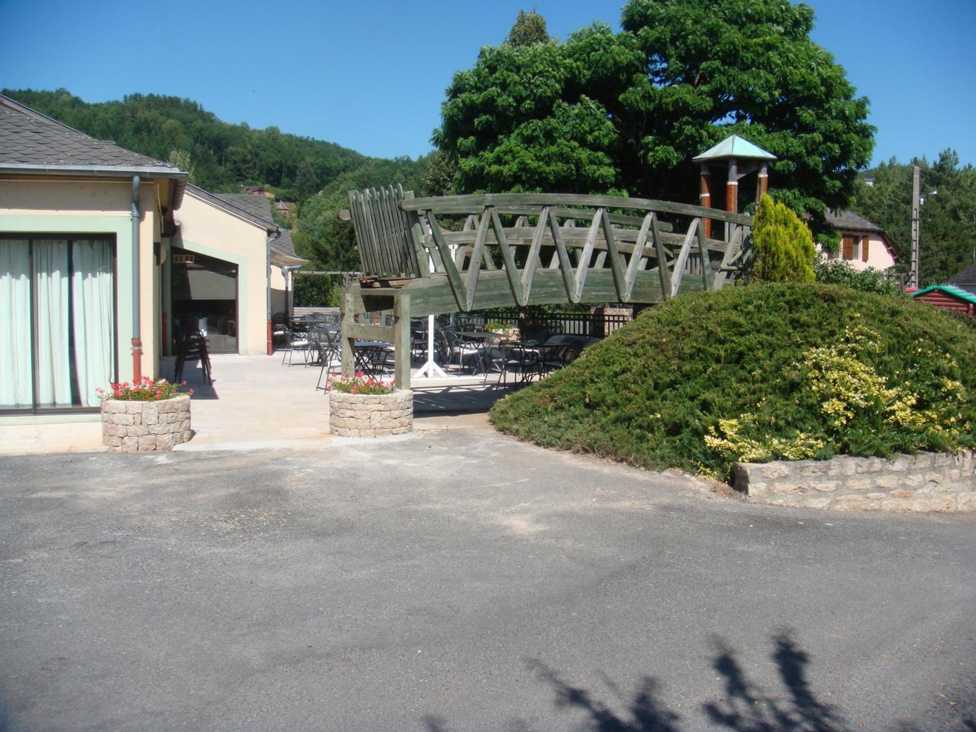 Hotel-Restaurant Le Calice Du Gevaudan - A75 Banassac 외부 사진
