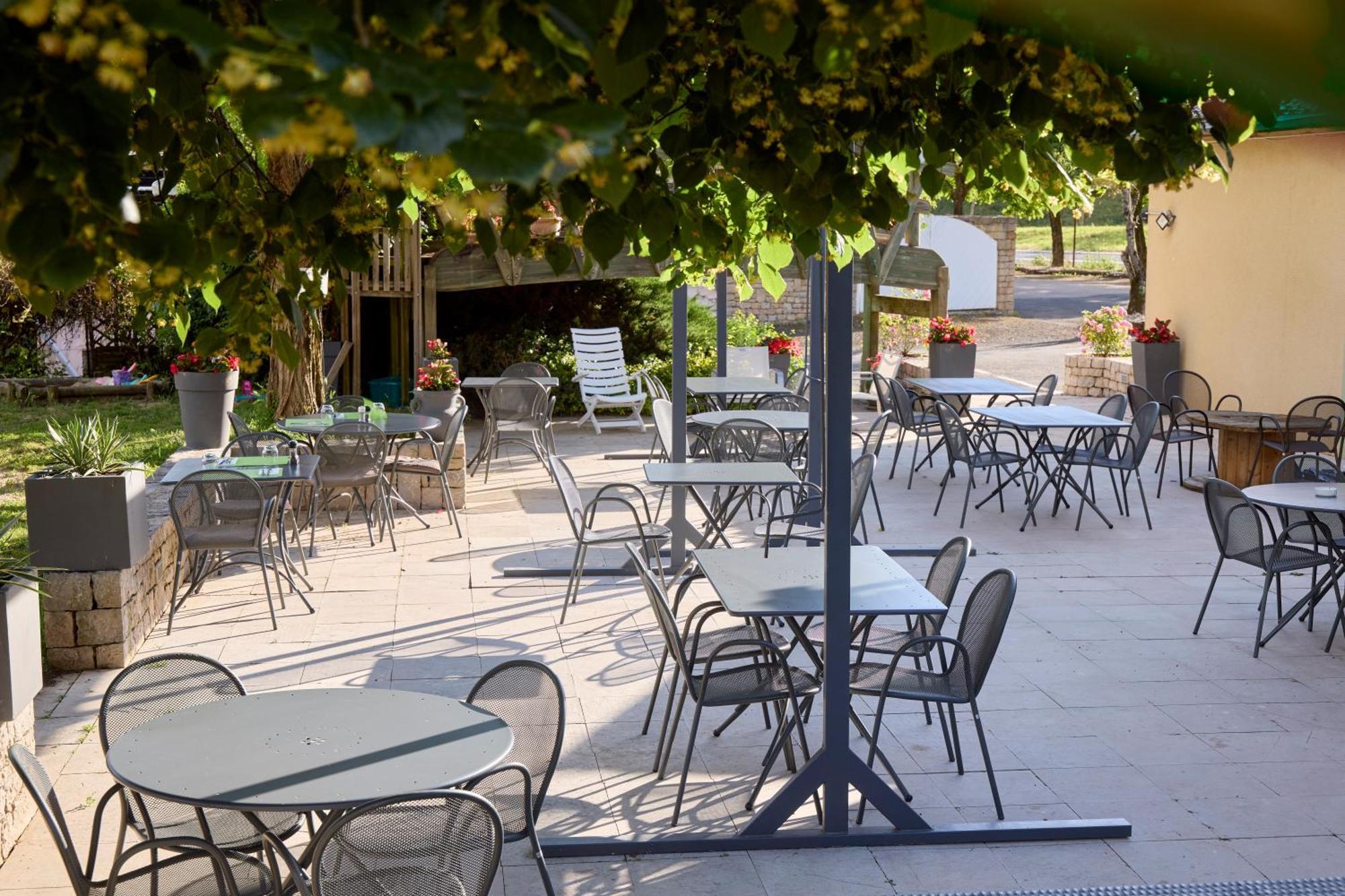 Hotel-Restaurant Le Calice Du Gevaudan - A75 Banassac 외부 사진