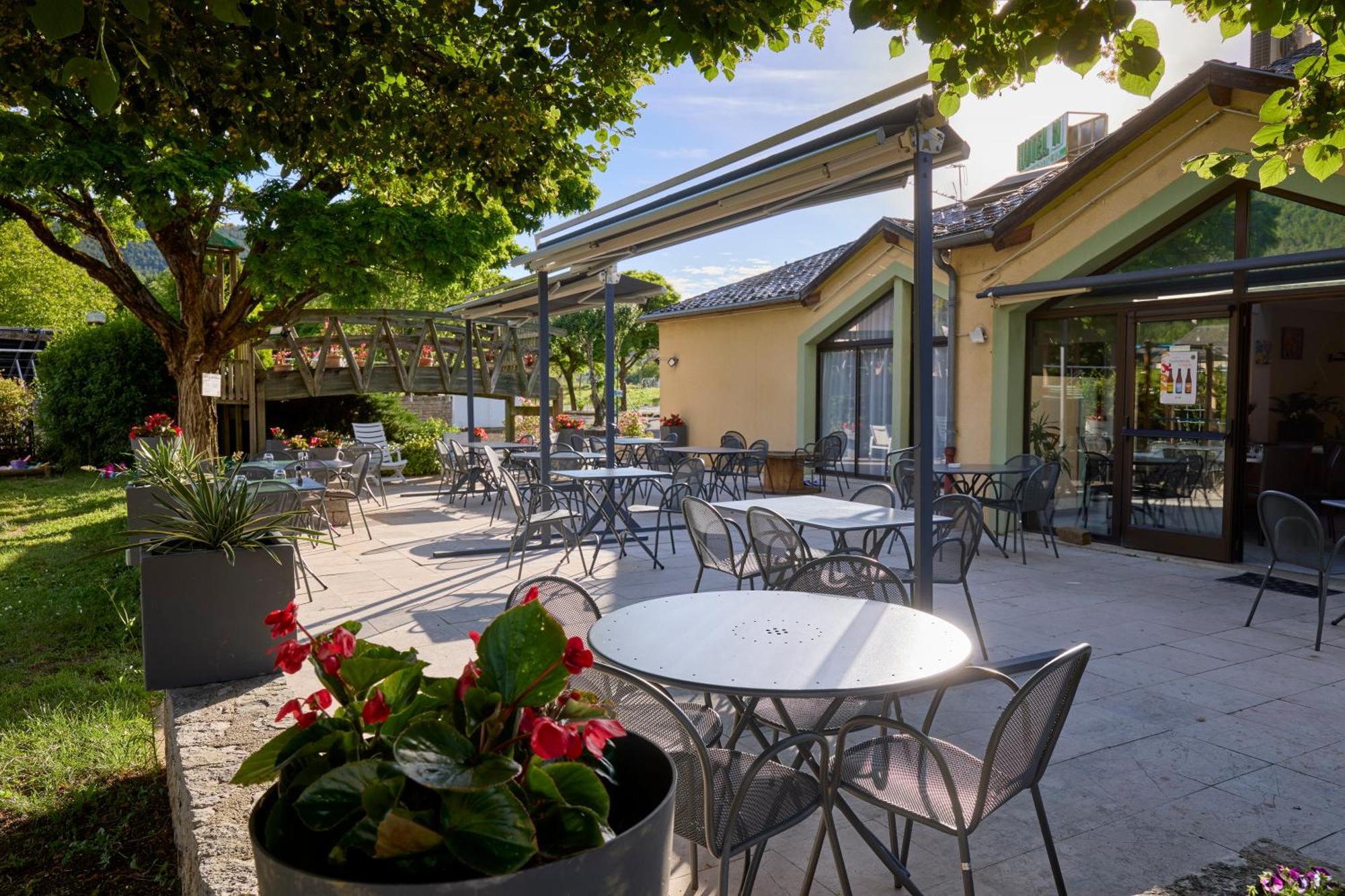 Hotel-Restaurant Le Calice Du Gevaudan - A75 Banassac 외부 사진