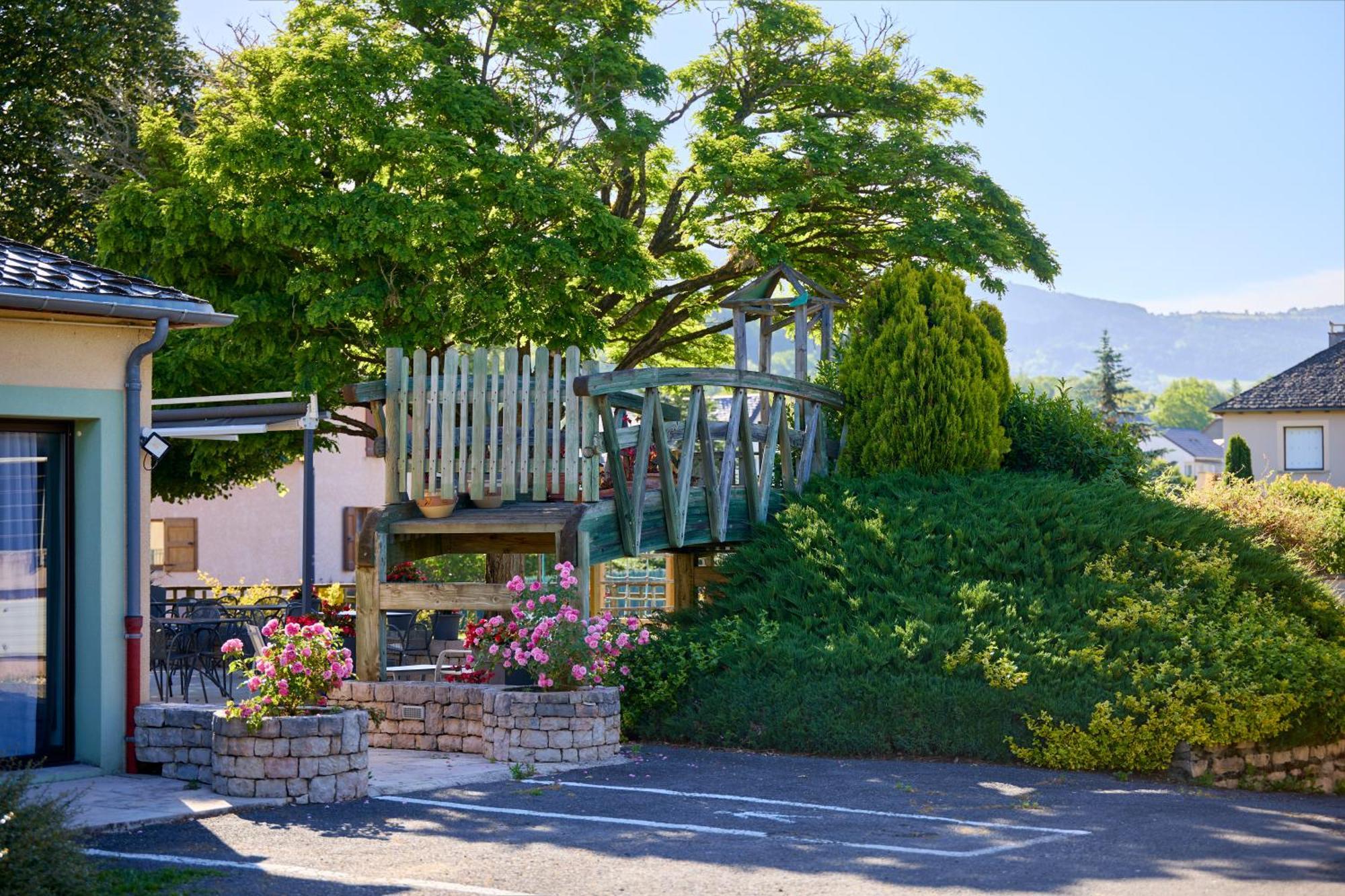 Hotel-Restaurant Le Calice Du Gevaudan - A75 Banassac 외부 사진