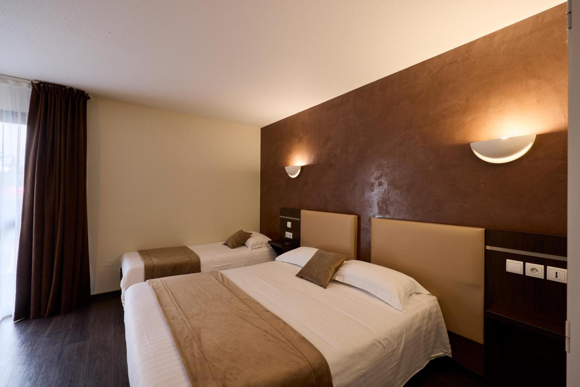 Hotel-Restaurant Le Calice Du Gevaudan - A75 Banassac 외부 사진