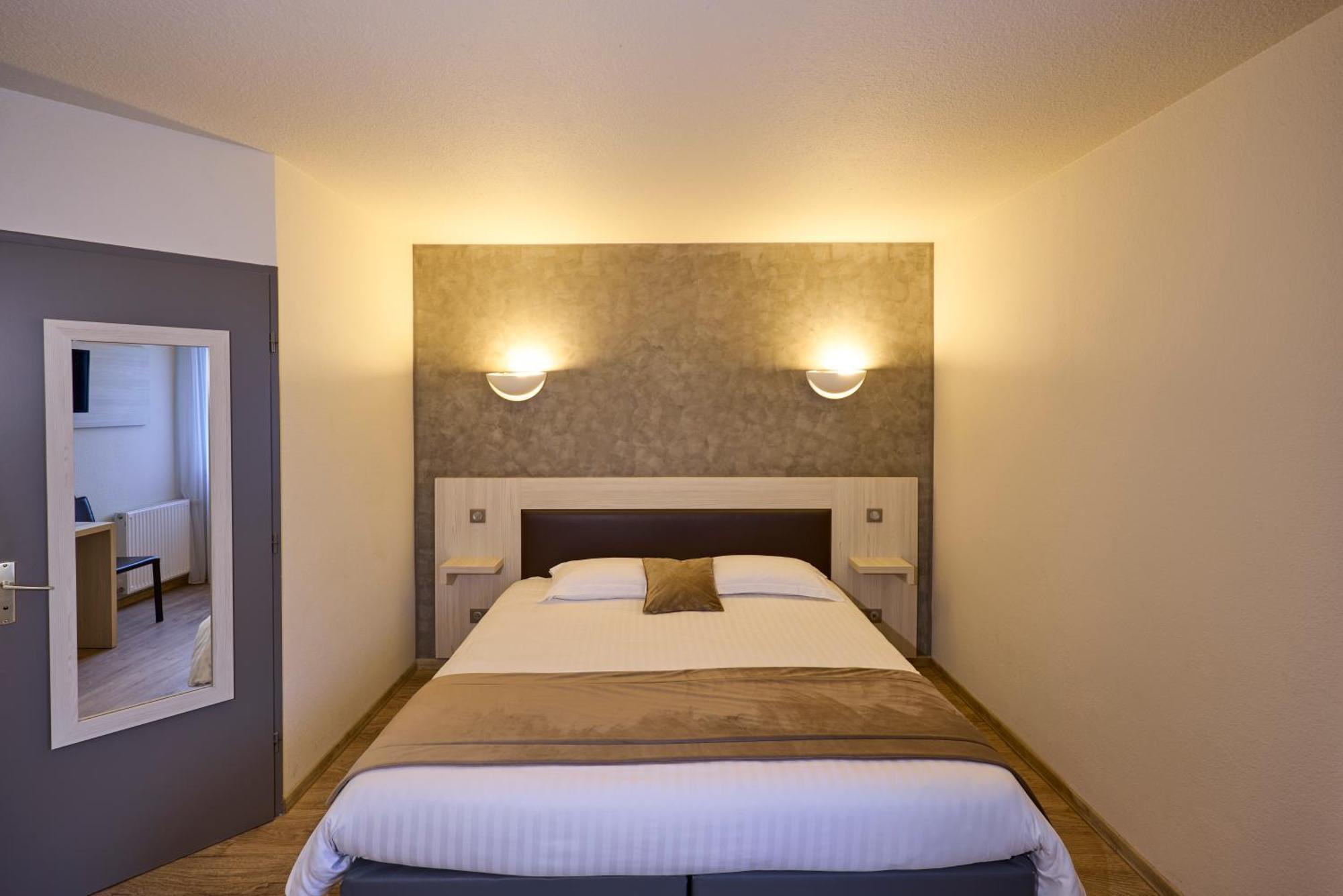 Hotel-Restaurant Le Calice Du Gevaudan - A75 Banassac 외부 사진