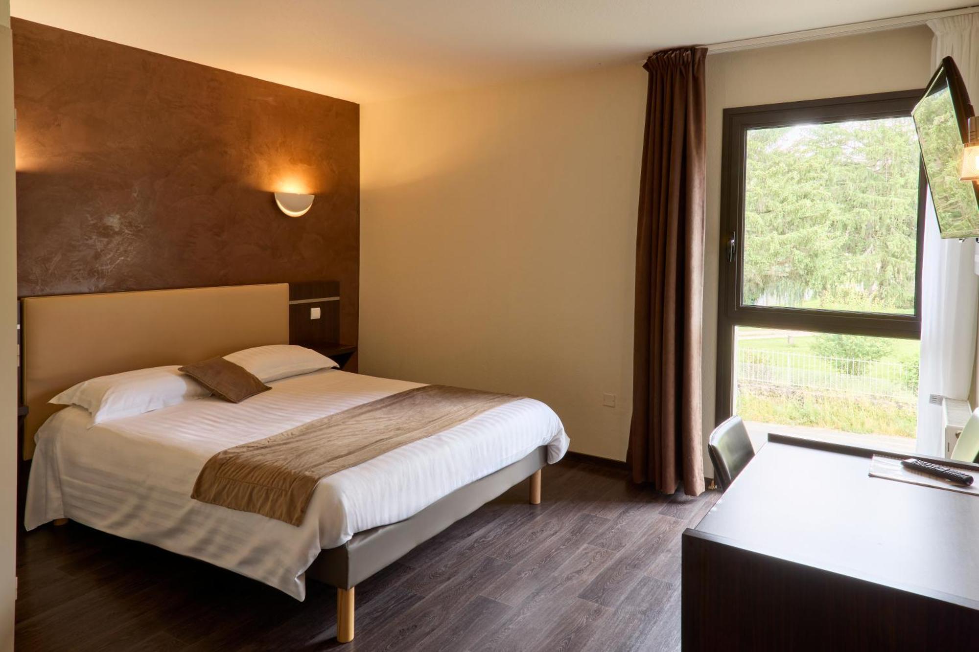 Hotel-Restaurant Le Calice Du Gevaudan - A75 Banassac 외부 사진