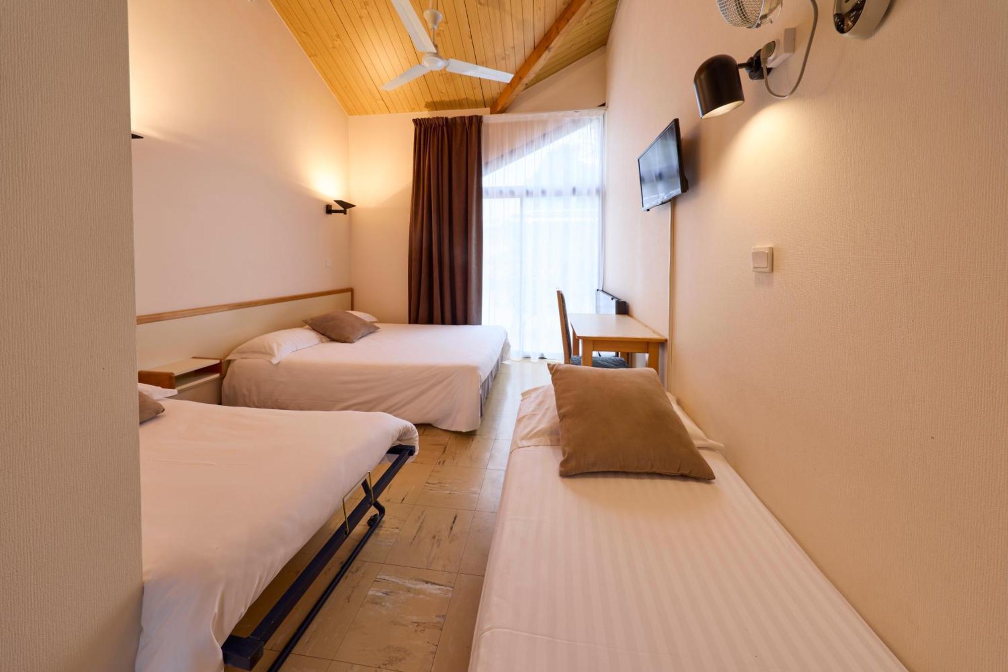 Hotel-Restaurant Le Calice Du Gevaudan - A75 Banassac 외부 사진