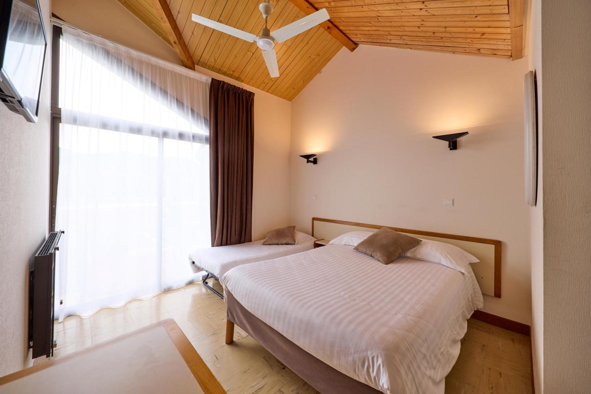 Hotel-Restaurant Le Calice Du Gevaudan - A75 Banassac 외부 사진